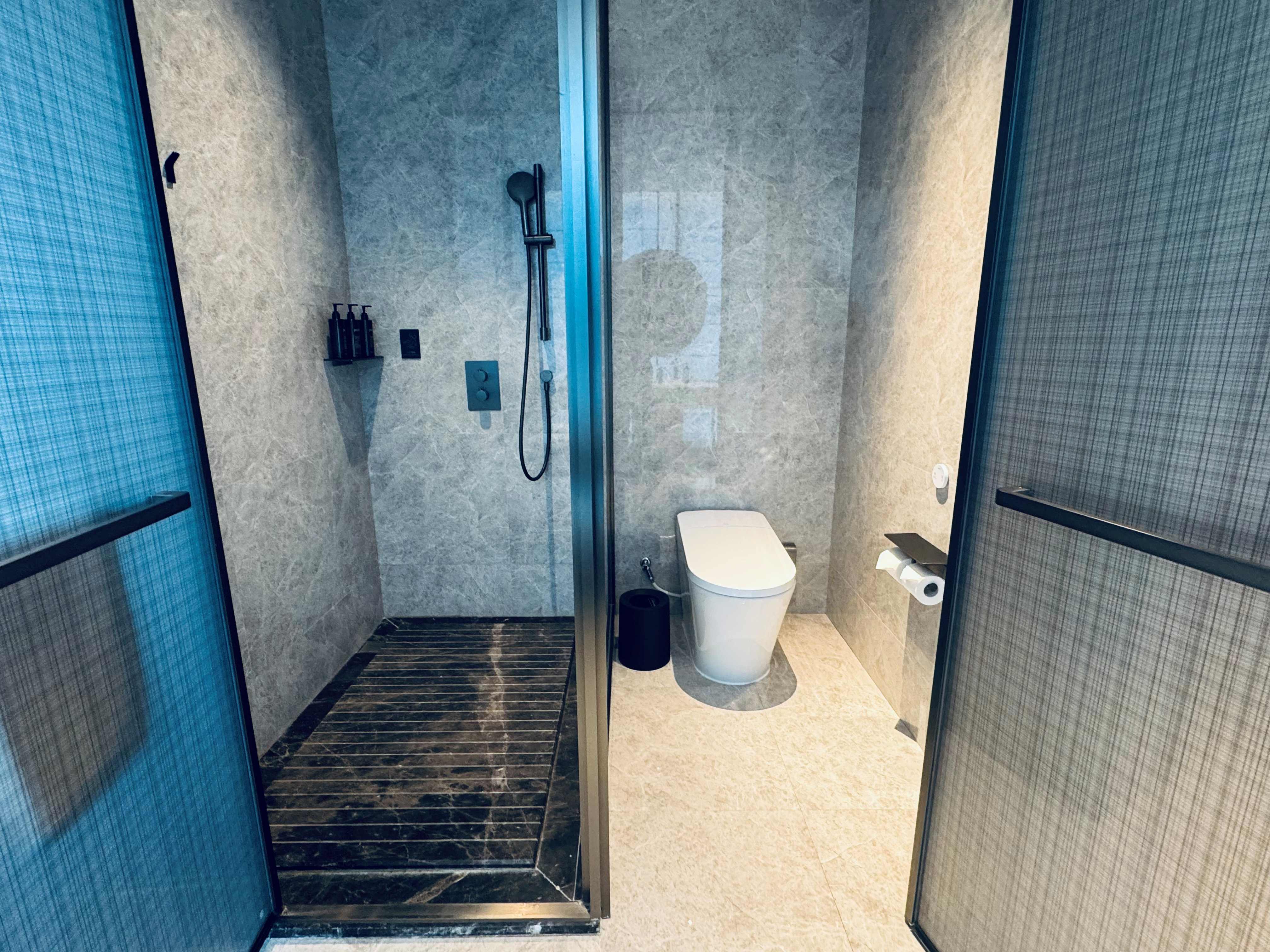 UrCove By Hyatt (Shenzhen Shekou Cruise Center)270° Floor-to-ceiling Glass View Queen Bed Room