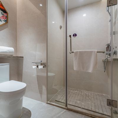 雅惠大床房（無線投屏+智能燈光客控+冰箱） 麗呈朗譽飯店（深圳龍崗中心大運新城店）優惠