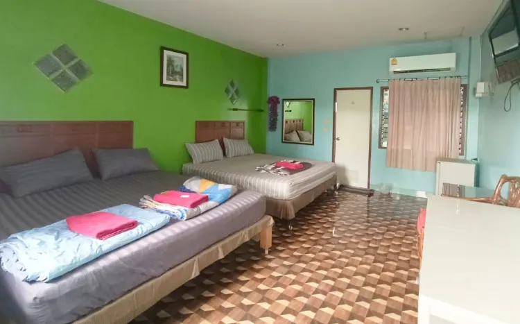 สองเตียงใหญ่สำหรับสี่ท่าน