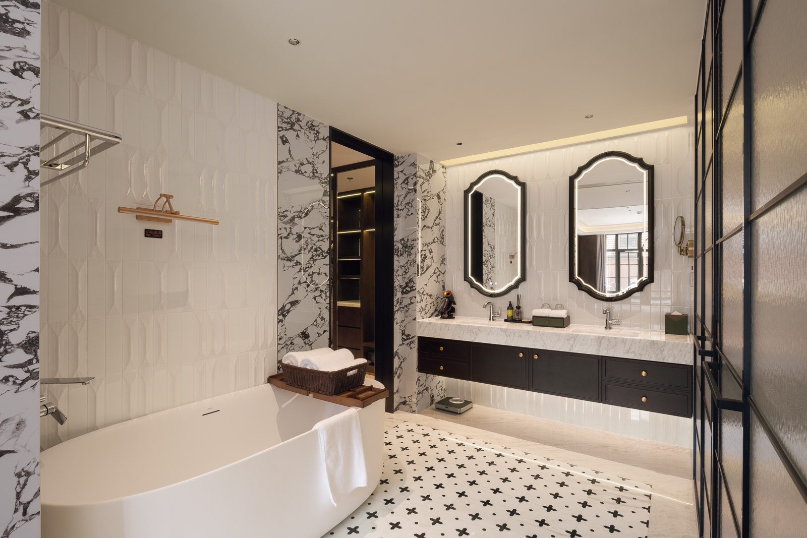 Exclusive Modern Shanghai Style Two-Bathroom Open Bath Tub Suite