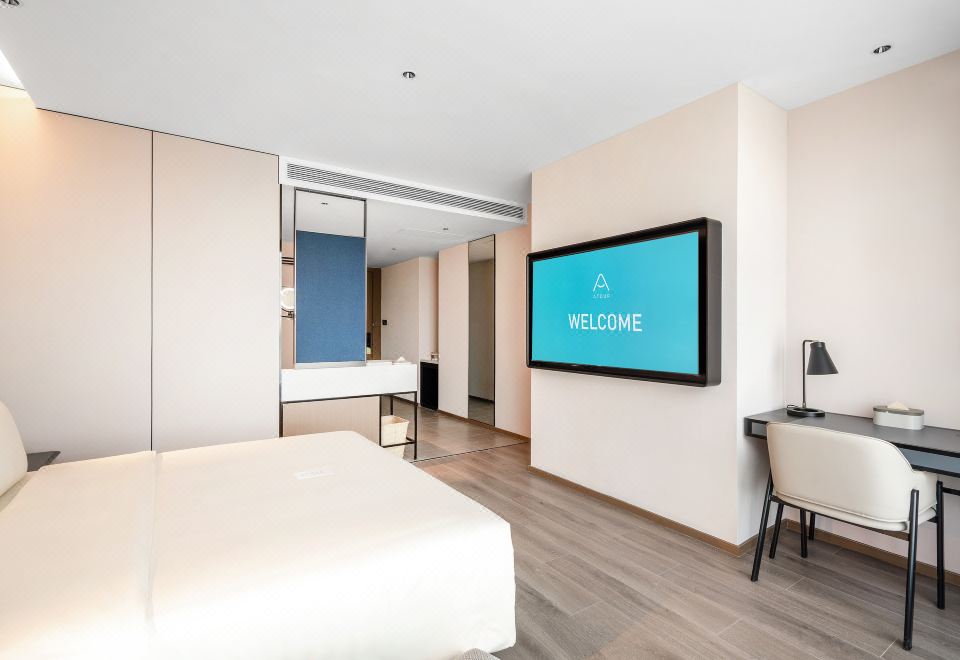 雅致大床房（裸棉床品+投屏电视）