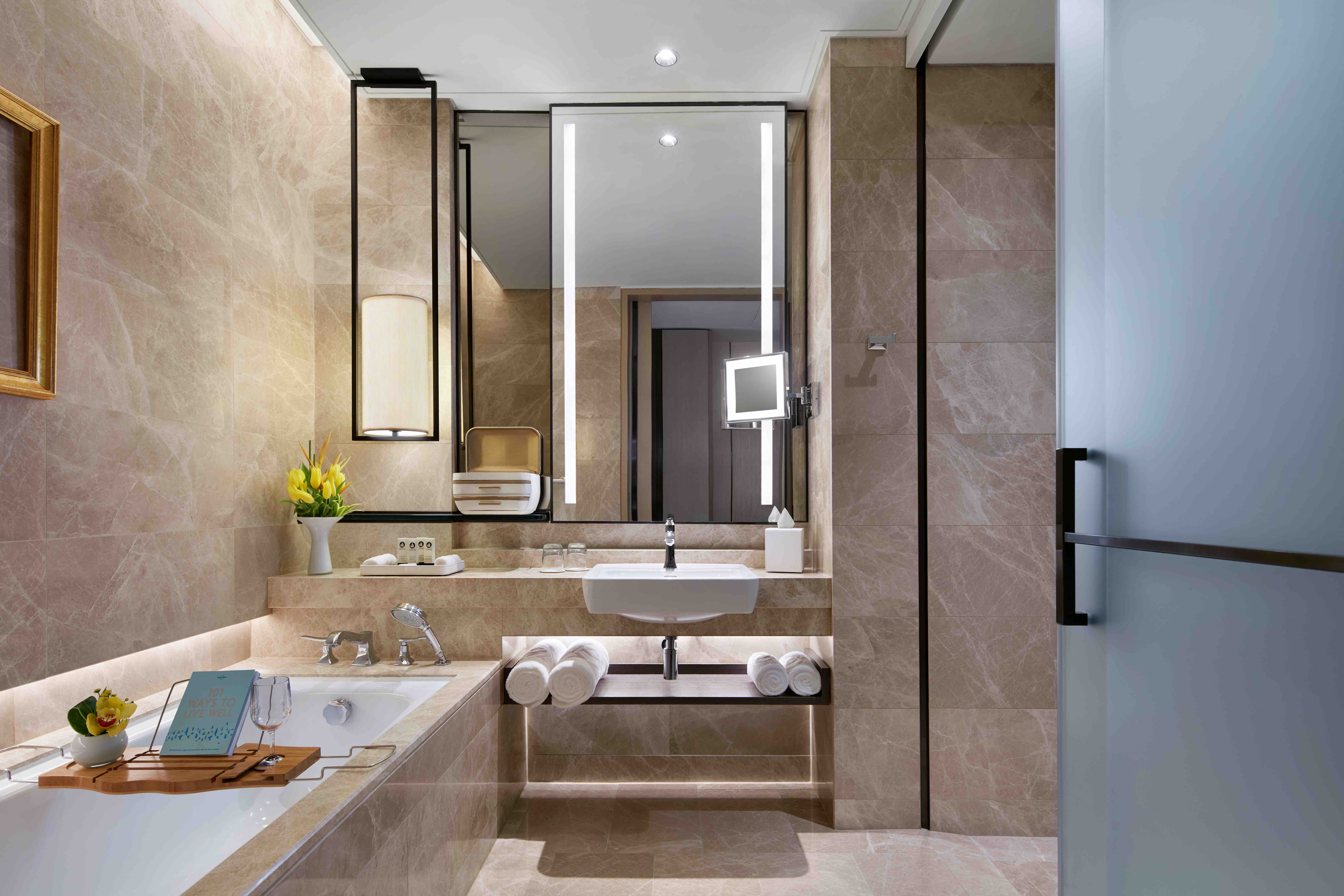 传统景或池景高层豪华俱乐部房，配备 1 张特大床