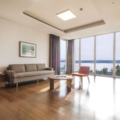 로얄스위트(54평) + 사계절 온수풀 & 사우나 (6인) + 키즈플레이라운지 휘닉스 제주 섭지 코지 쿠폰