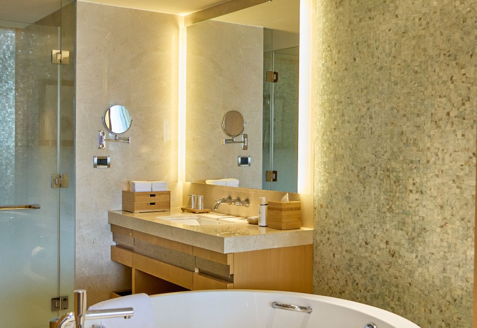 西翼揽海轩尊尚海景大床房