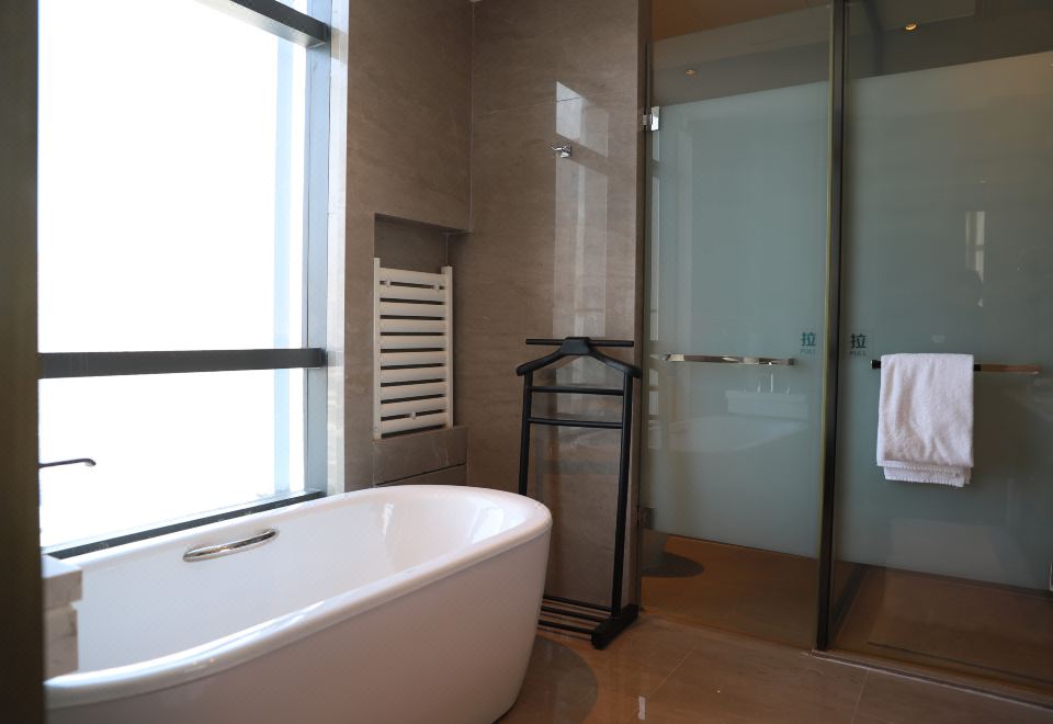 家庭套房（特大床+卡通主题+迷你小冰箱+双衞生间）