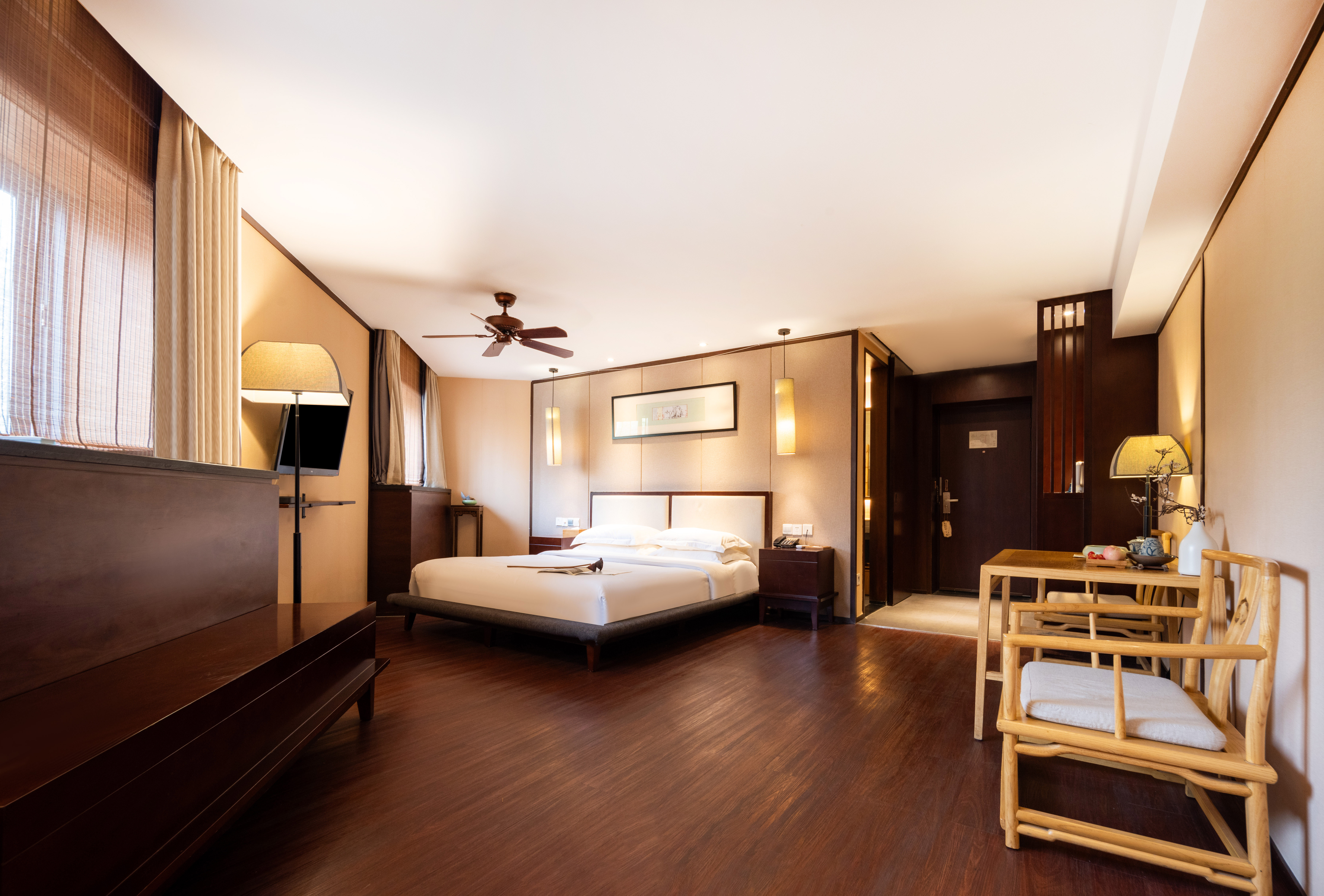 雅舍大床房（顶喷花洒＋智能电视投屏＋商务休闲空间）