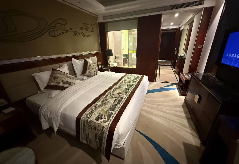 静雅大床房（电脑桌迷你冰箱）