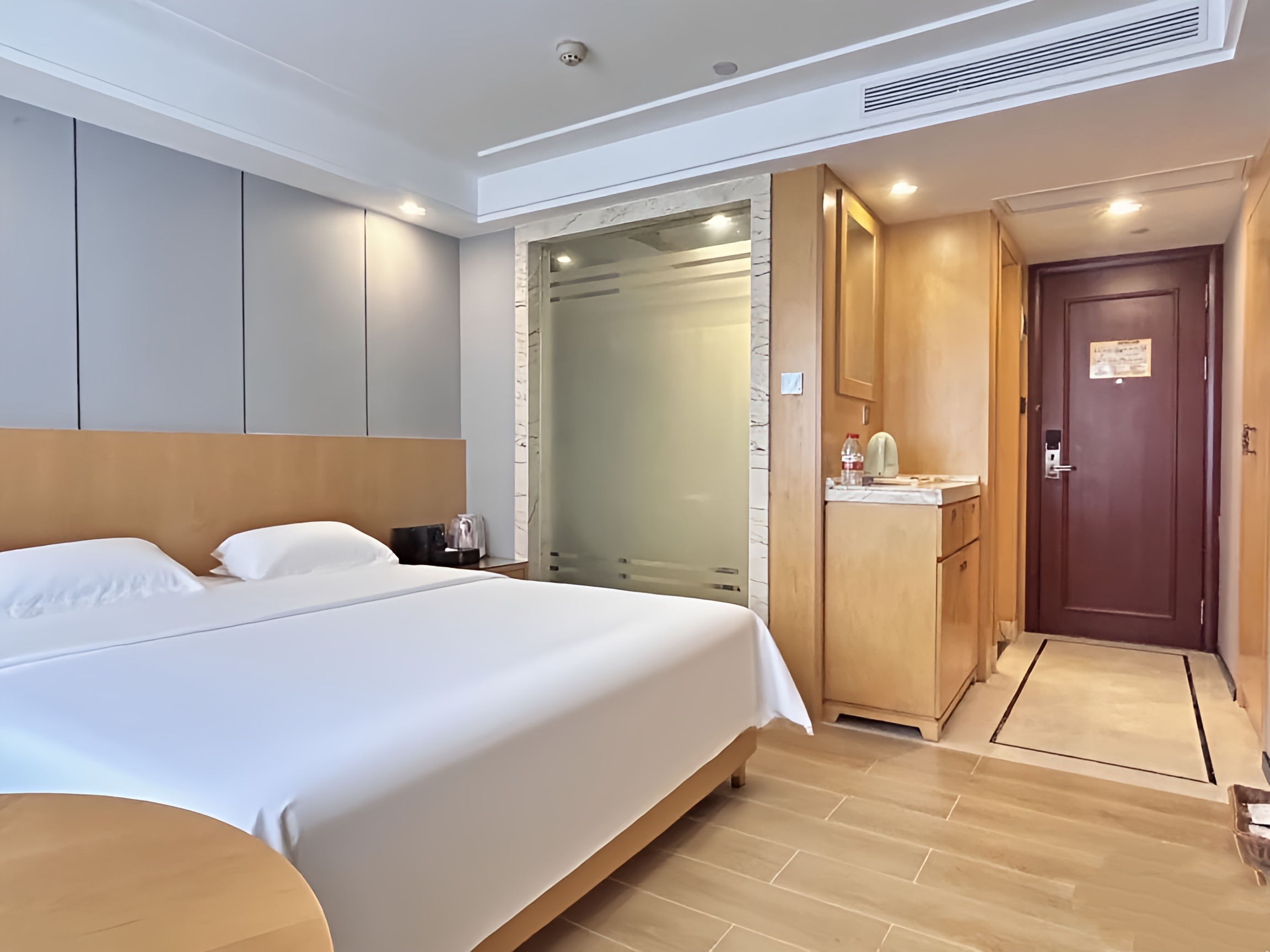 豪华大床房（明亮大窗+隔音玻璃+百搭圆桌）