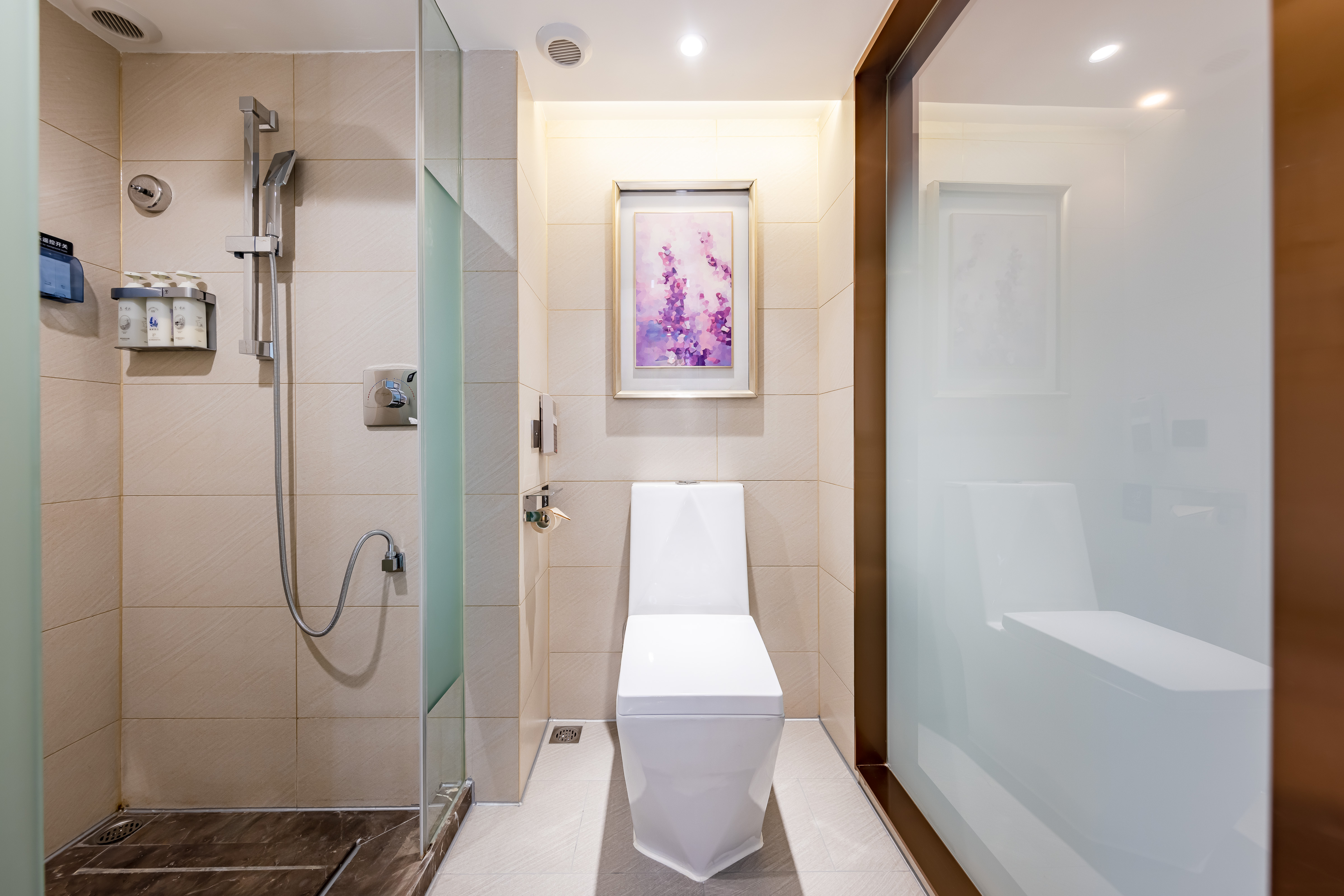 复式LOFT影音房?巨幕投影 ▏慕斯床垫 ▏品牌洗浴用品