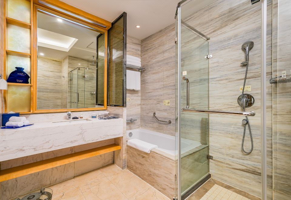 舒适家庭房（零压大床房+单人床+小冰箱）