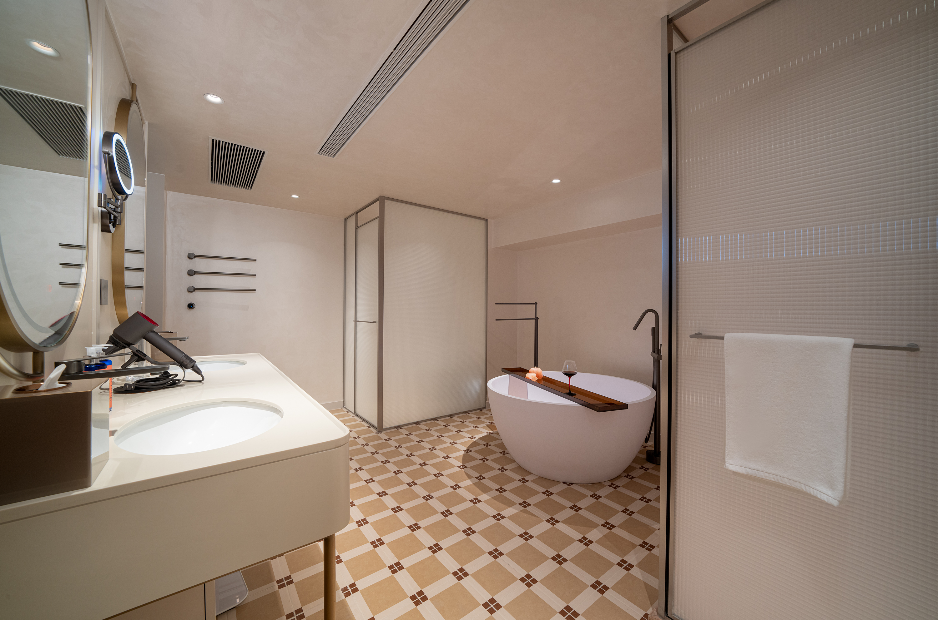 Comminity King Room