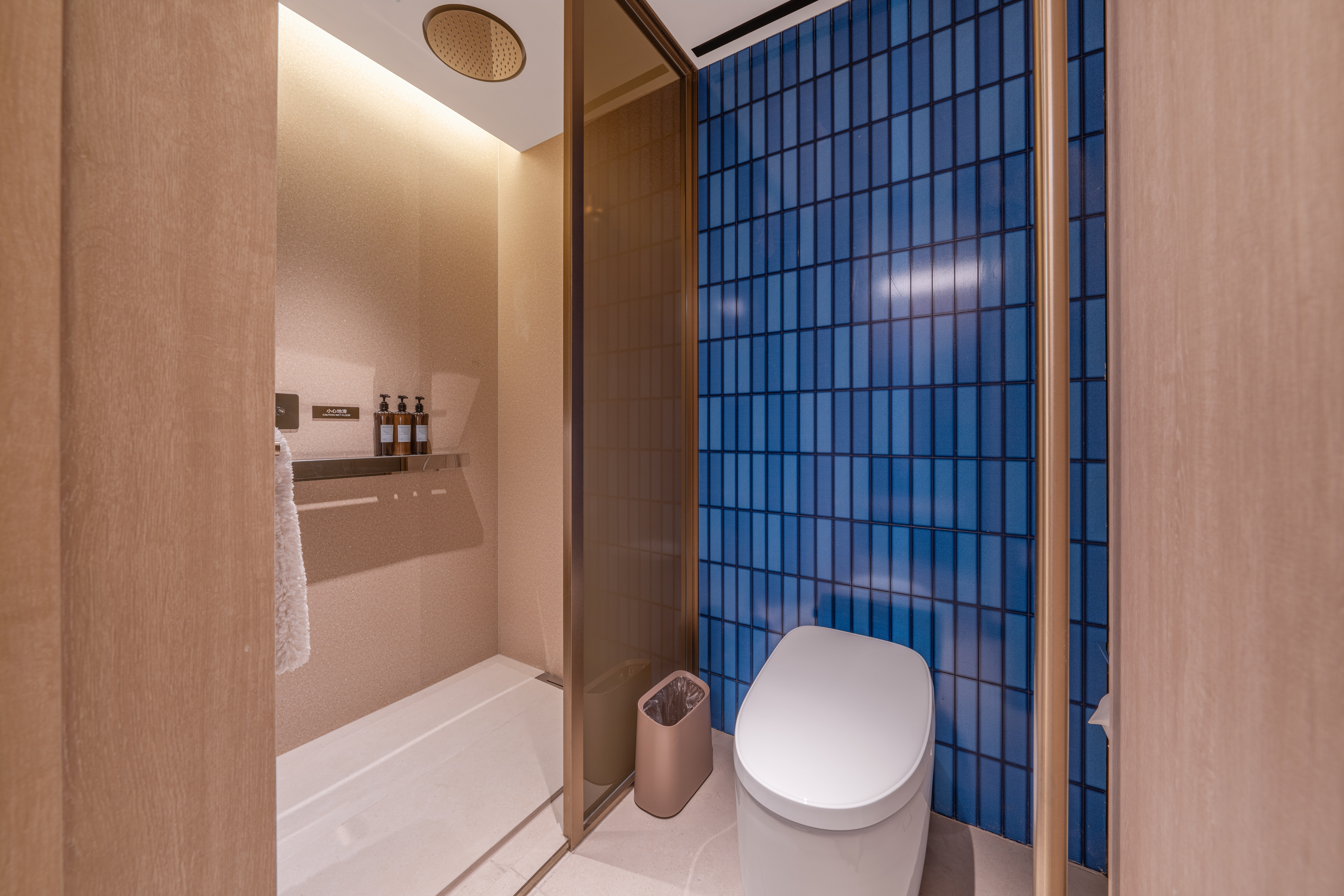 商务大床房（丝涟床垫+徕芬吹风机+Mini吧+助眠音箱）