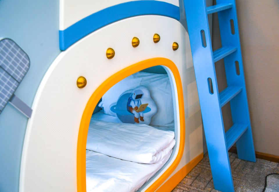 Swiss Grand NanchangSpacecraft Family Suite