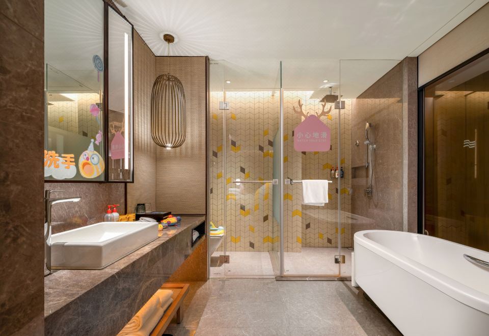 Crowne Plaza QidongCandy House Themed Double Bed Room (Playful Fish Lips + Childhood Carousel + Picture Books)