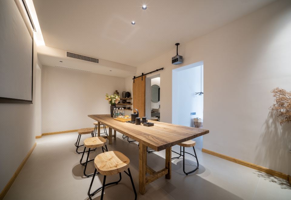 Qingcheng Mountain Qingwu HomestayMountain View Projection Suite (Central Air Conditioning + Whole House Floor Heating)