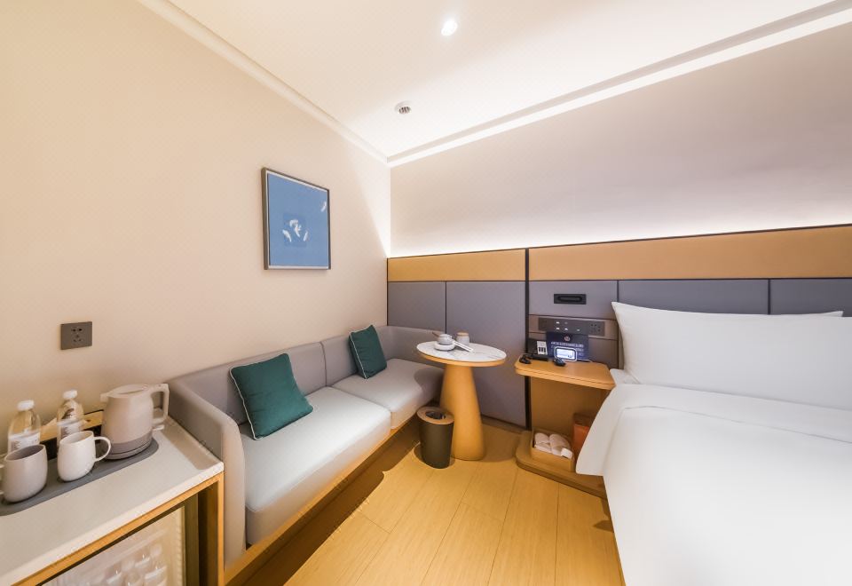 大床房内景窗（65寸智能可投屏电视+小冰箱）