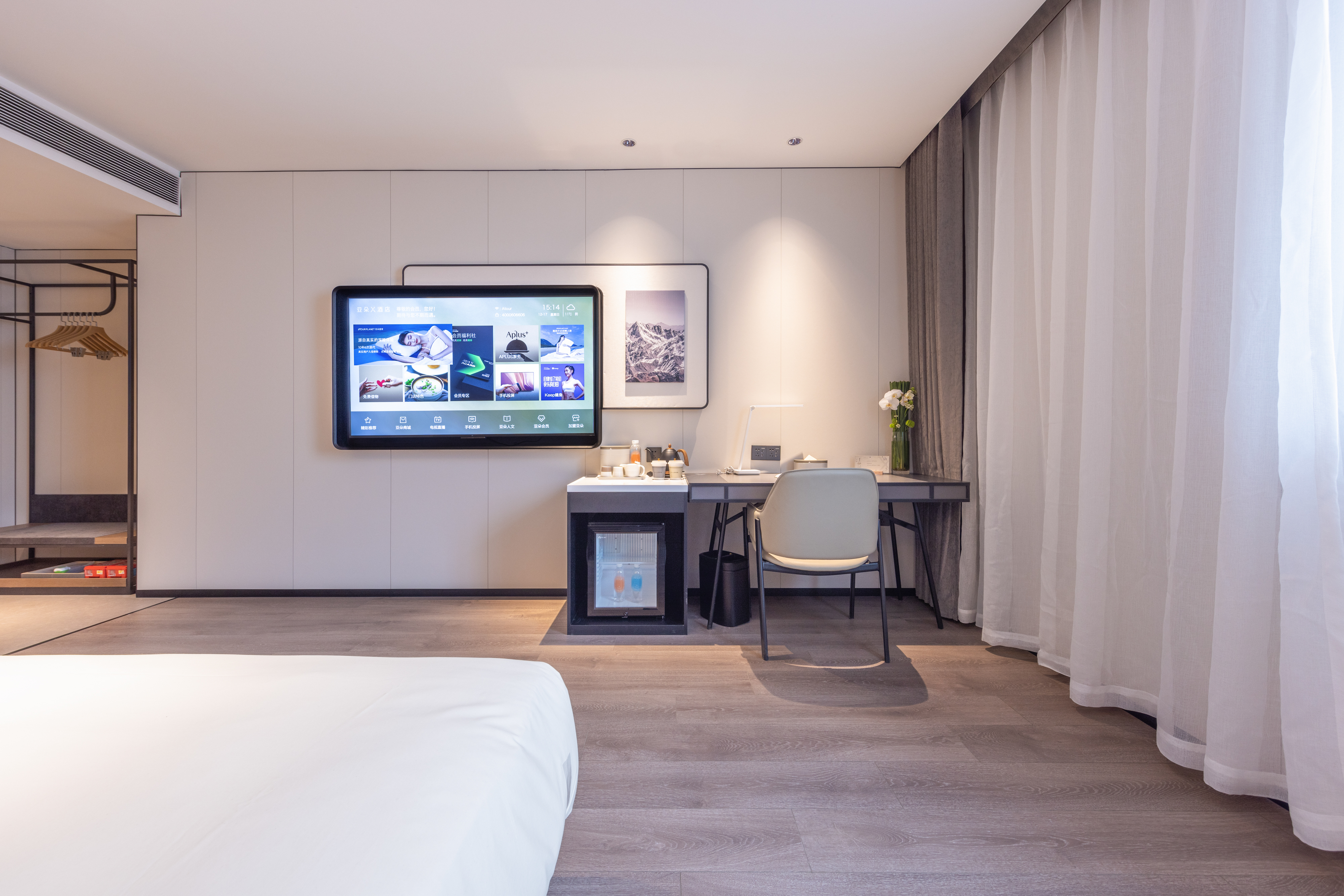Guangzhou Panyu Chimelong Wanbo centre Atour X Hotel雅致大床房（投屏电视+小冰箱）
