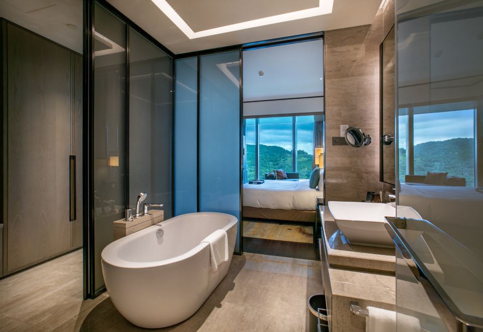 高级山景超大床房（饱览绿意大屏山景）