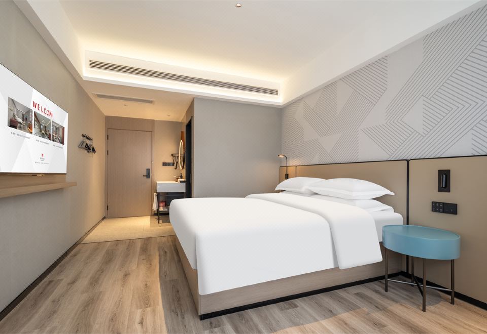 智能高級大床房〔小度音箱+智能投屏+零壓床墊〕