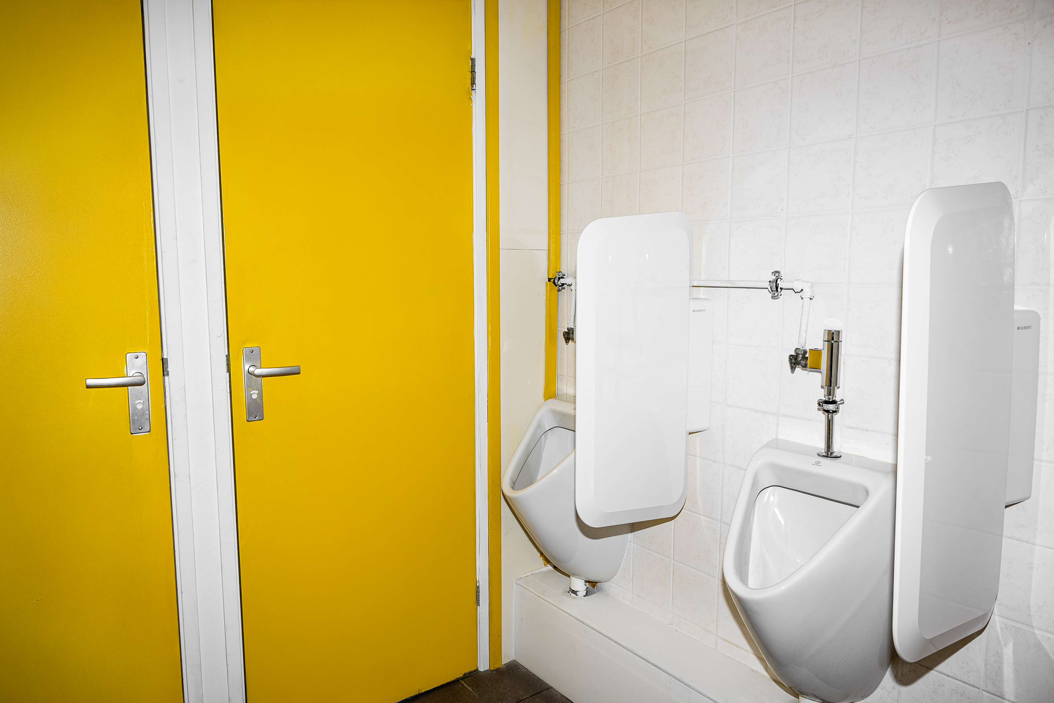 带共用浴室的熨烫房