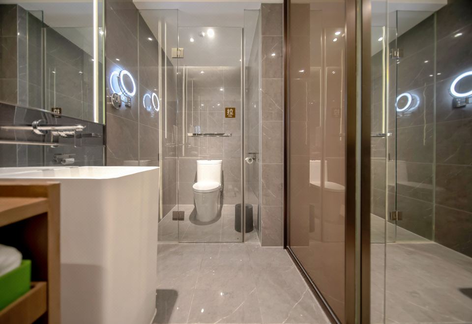 金典大床房（双人洗漱+电视投屏+小冰箱）