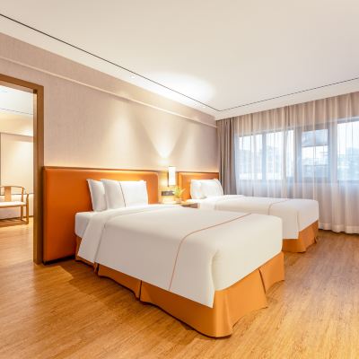 家庭三床套房〔一室一廳·孩童浴袍·朝南自然採光〕 華軒裡飯店（珠海唐家大學城店）優惠