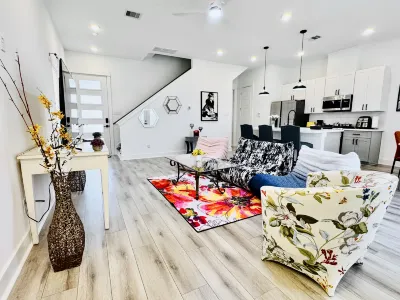 Modern getaway near downtown and airport Hotele w: 