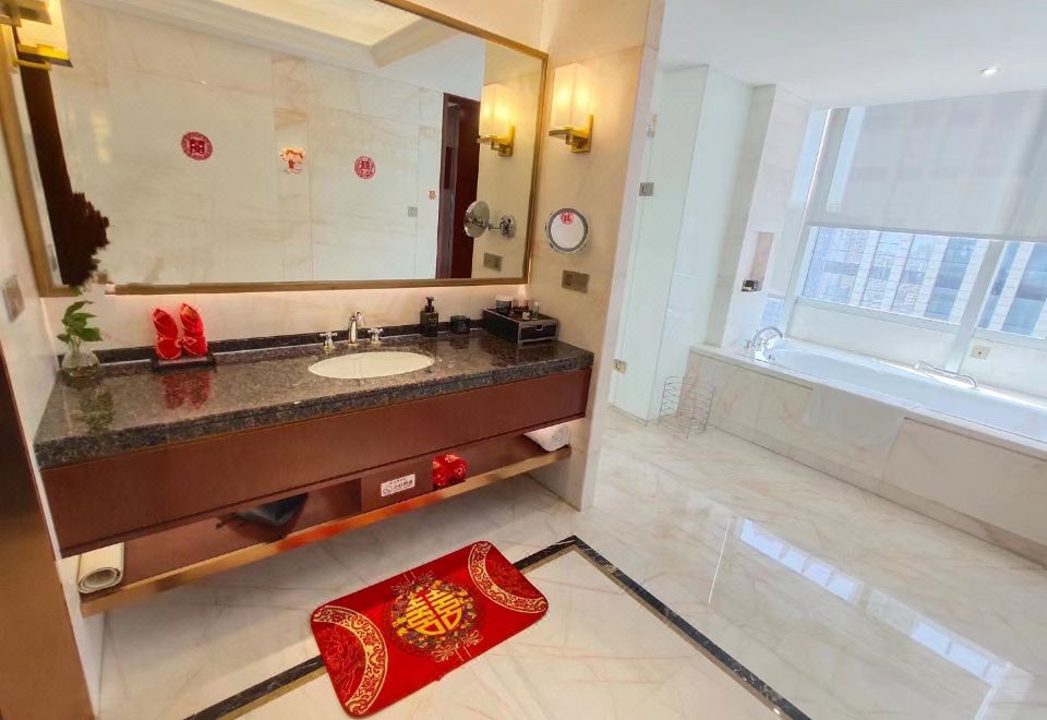 雍貴套房（大空間+特大床+紅木傢俱+會客區）