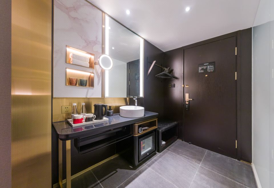 欢享大床房（手机投屏+小冰箱）