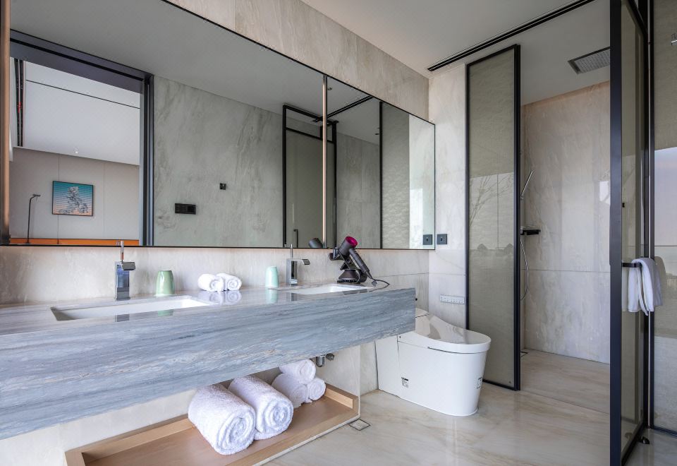 Private Soup Suite Lake View Room A