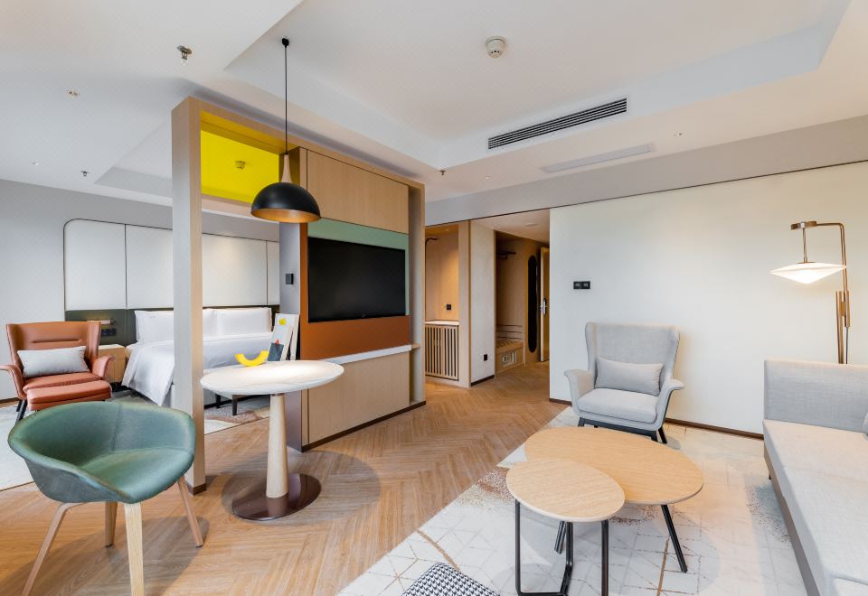 假日高级套房（落地窗、智能语音系统、小冰箱）