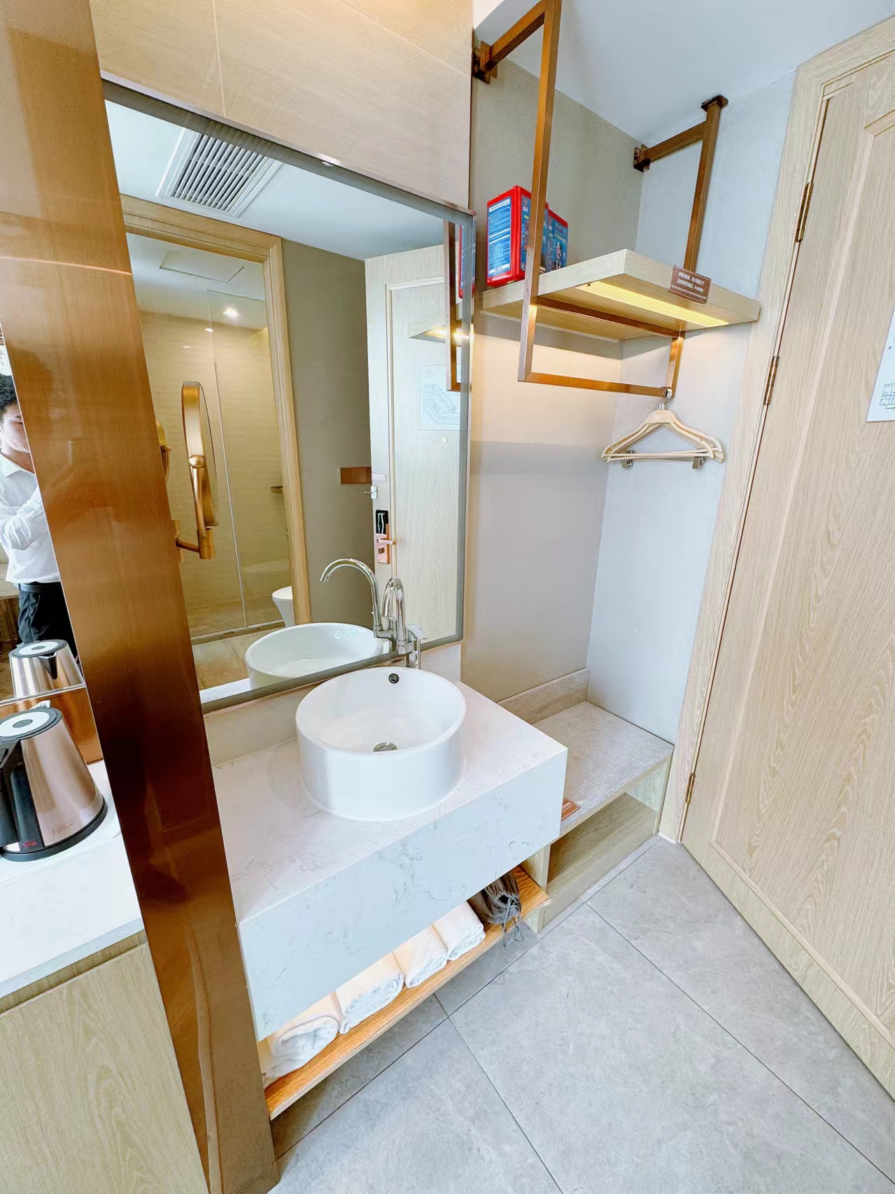 Vienna Hotel (Shanghai Jing'an Gaoping Road)景观行政大床房（新版浴缸大床）