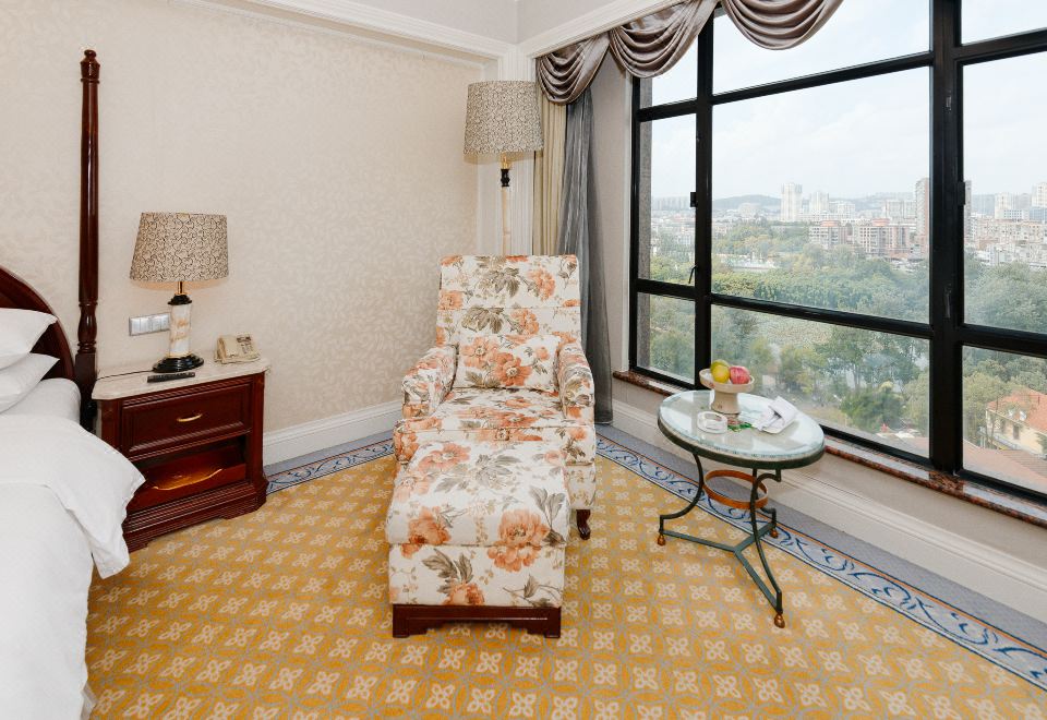 行政湖景大床房