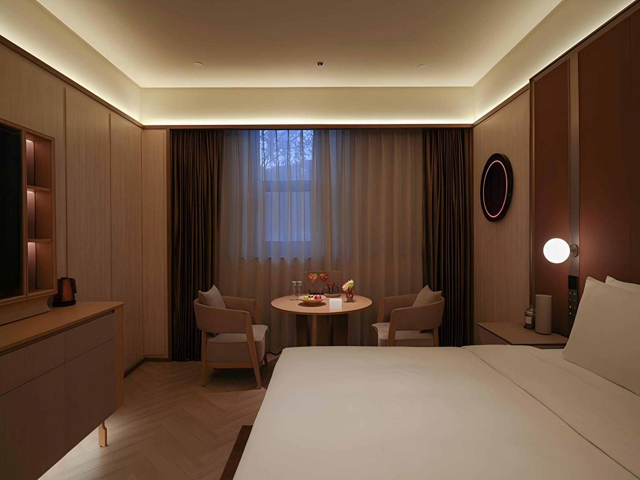 行政大床房（丝涟床垫+徕芬吹风机+Mini吧+助眠音箱）