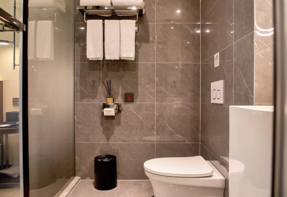 金悦家庭房-衣帽空间（大床+标准床+投屏）