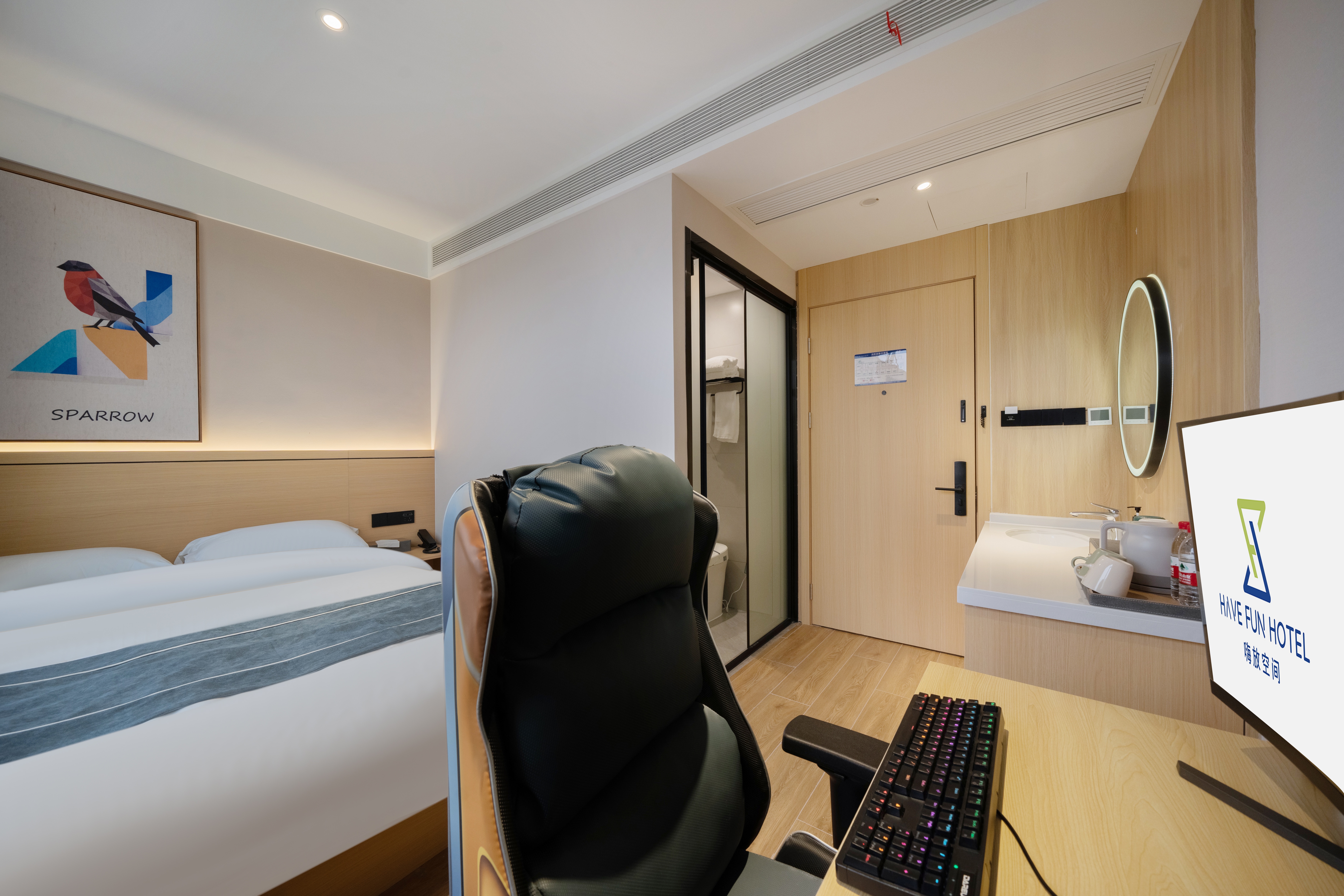 精品电竞大床房（5060ti+三角洲黑鹰+LOL特权加速器）