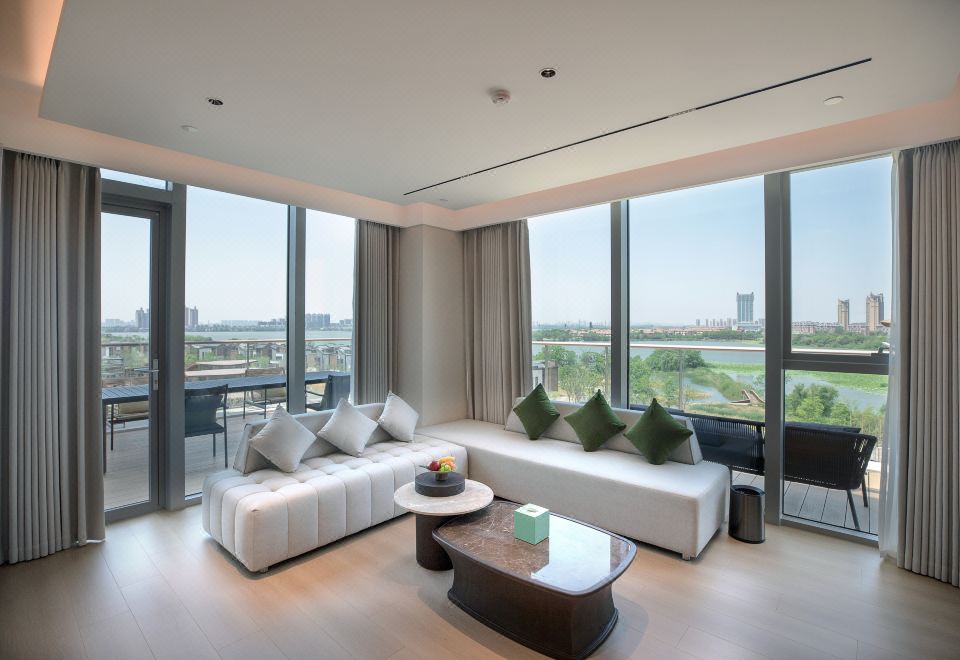 Wuhan Chengjian Senbo Nature Park & Resort HotelExcutive Nonsmoking Waterview Suite