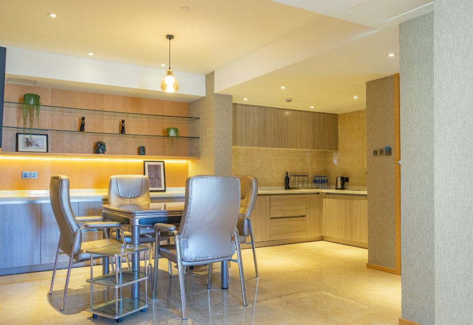 Lijiang Jinlin Howard Johnson HotelSnow Mountain View King - Sized Bed Two - Bedroom Suite (Jade Dragon Snow Mountain View + Mahjong Machine)