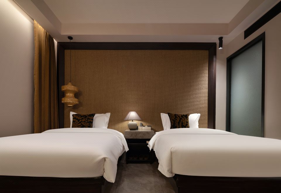 Elegant 2-bed Room
