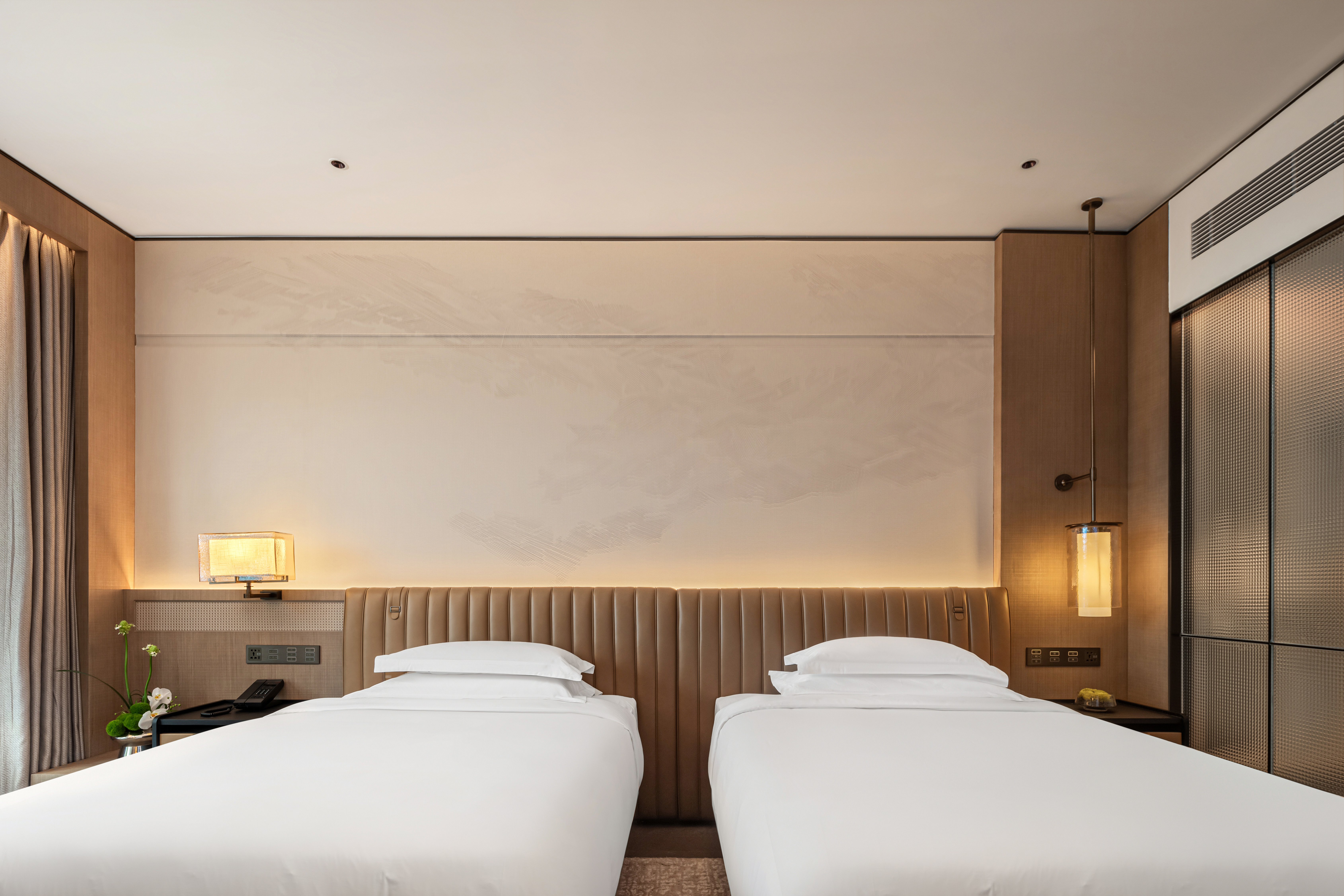 Lung Chuen International HotelDeluxe double bed room