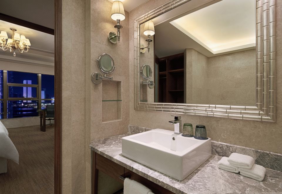 「诺亚的丛林探险」亲子尊贵豪华江景大床房