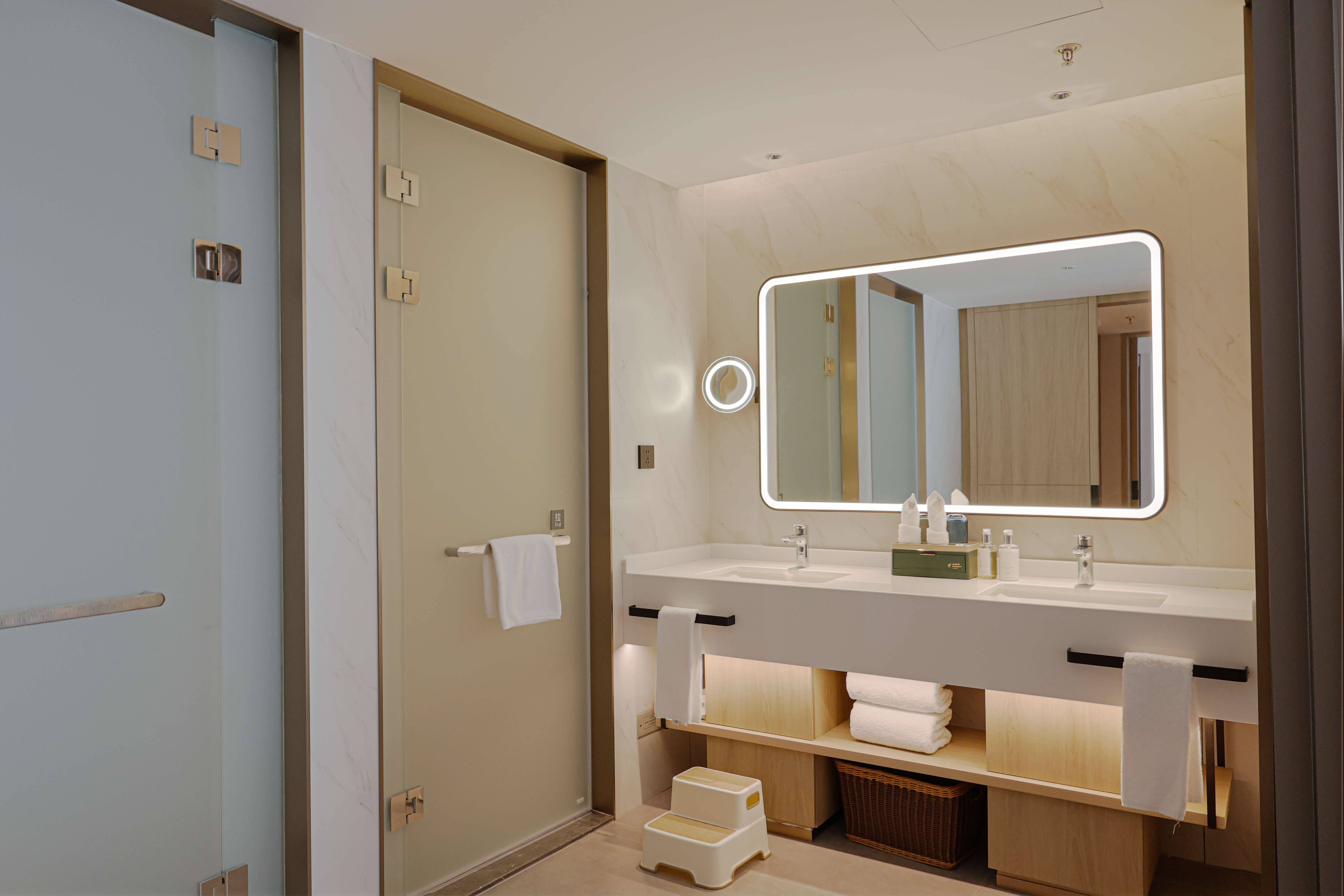 1 Bedroom Suite 1 King 1 Twin High Floor