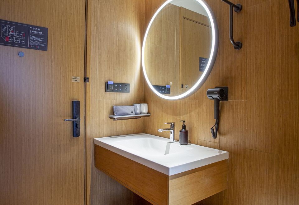 JI Hotel (Zhangzhou Mingguang Gymnasium)Business Queen Room