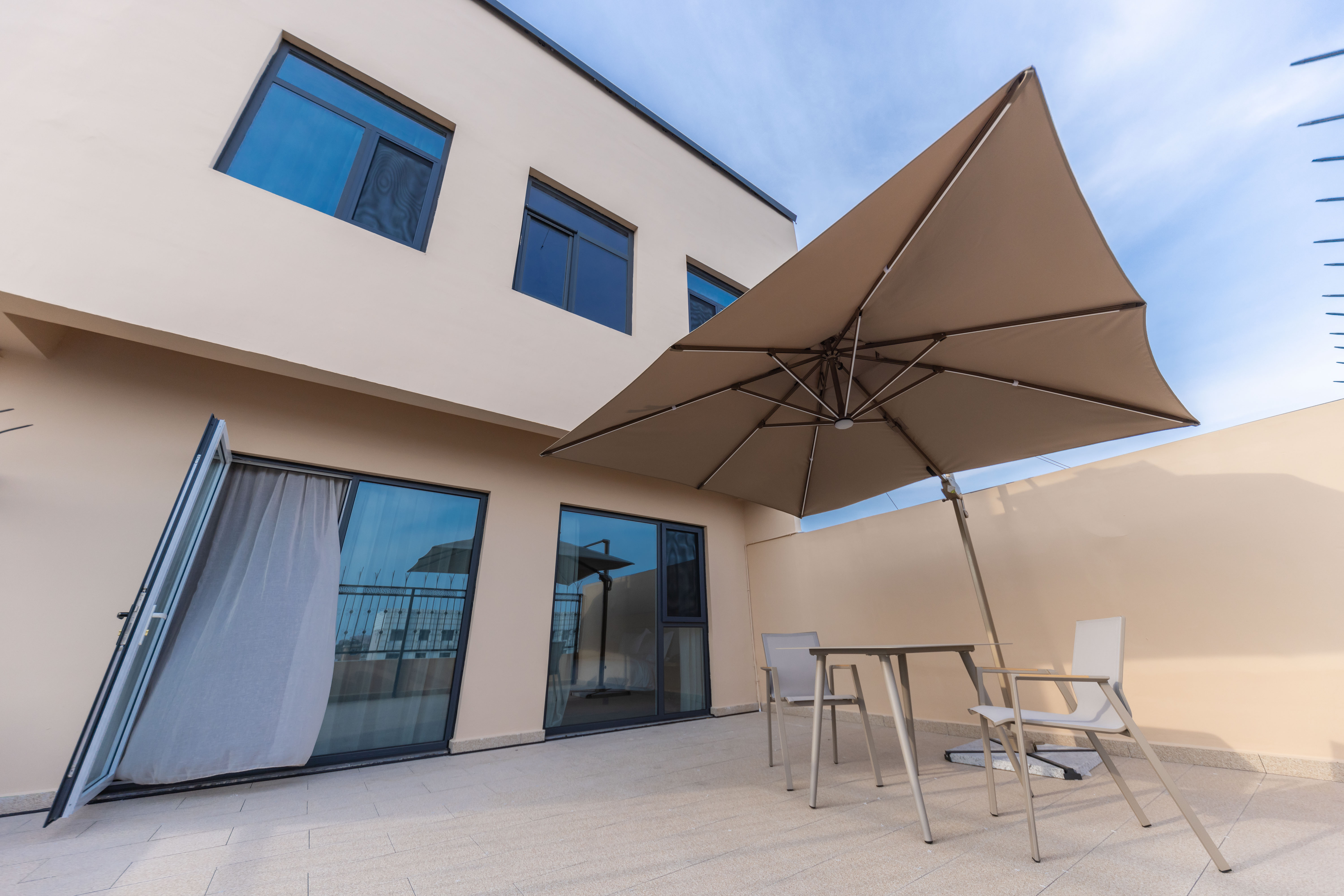 套房【超大露台+投屏电视+迷你冰箱+休闲茶具+2室1厅】