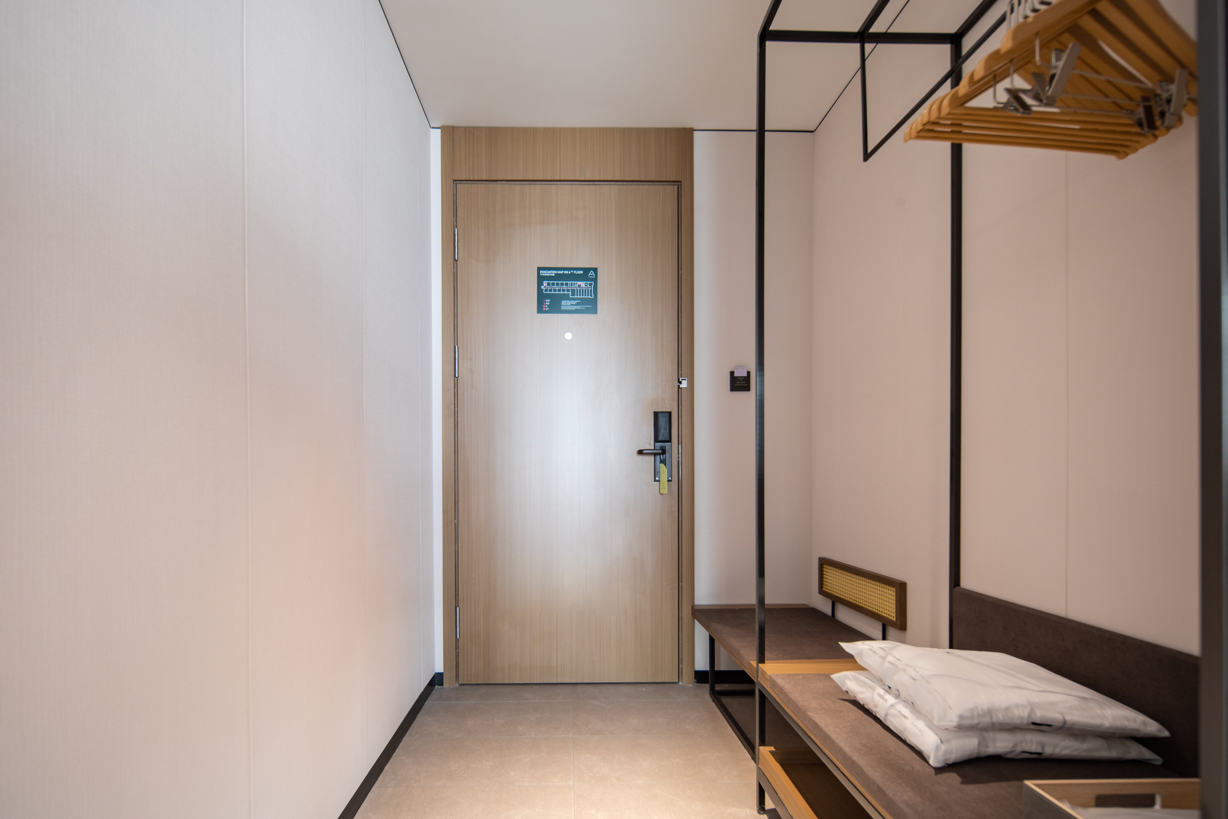 高级双床房（55寸投屏电视+迷你冰箱）