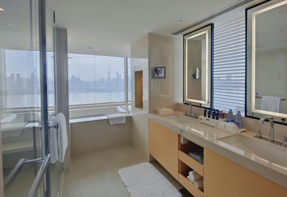 煥新行政樓層豪華套房丨長江景致+戴森吹風機+按摩浴缸