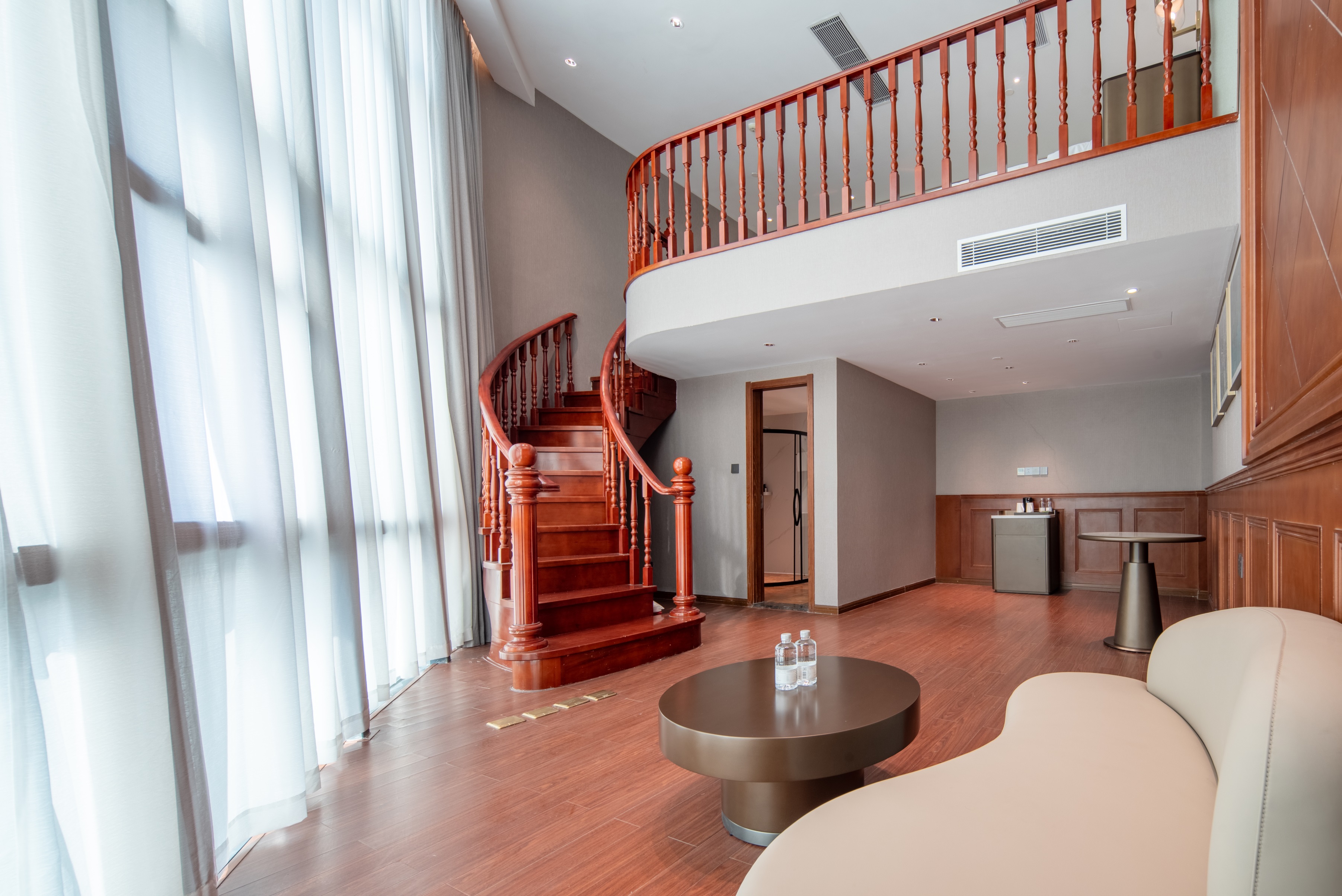 复式大床房（Loft大面积+单人沙发+智能投屏）