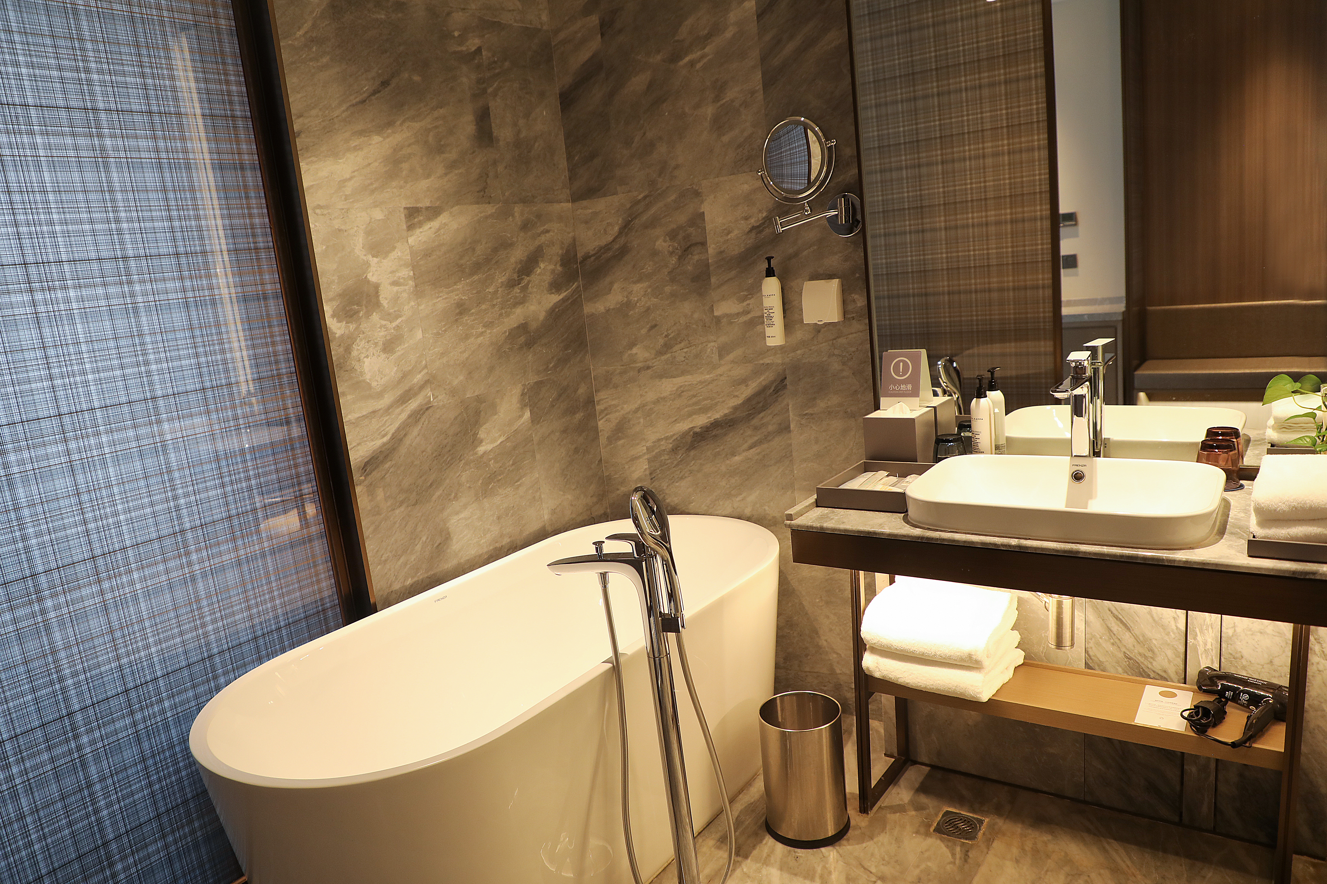 高级豪华大床房（繁华街景+落地窗+AccaKappa洗护）