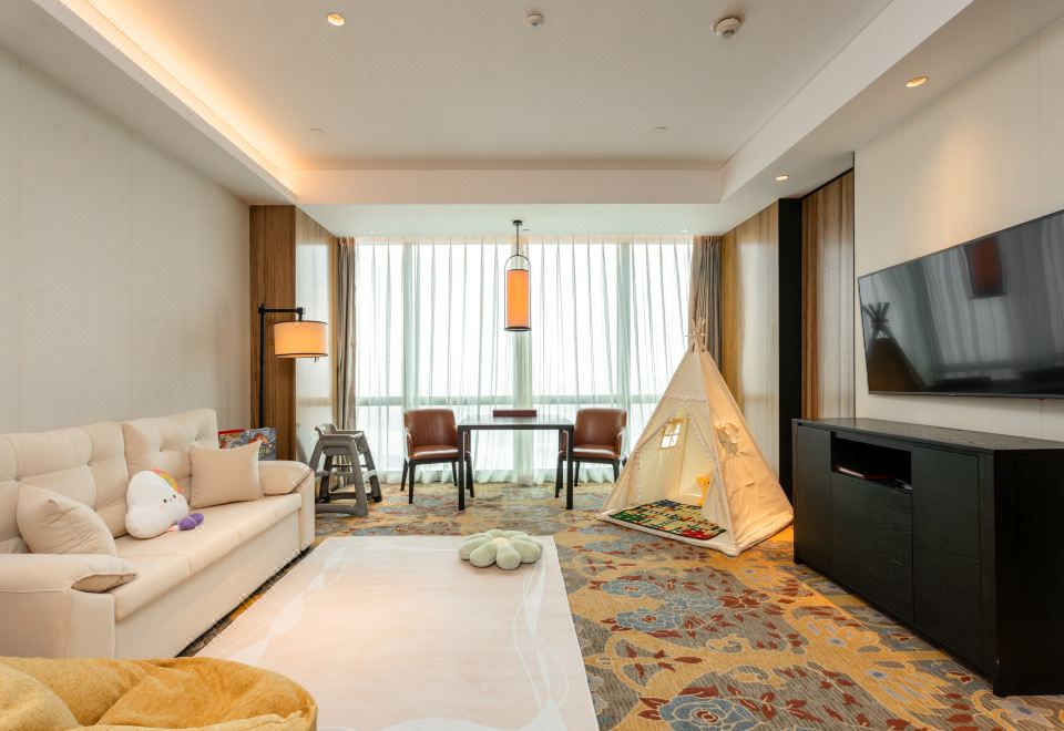 君悦豪华家庭套房（带双人梳化床）