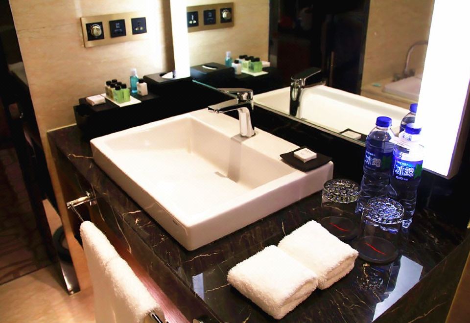 Swiss Grand NanchangCity-view Queen Room